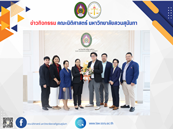 The Director of the Research and
Development Institute, together with the
executives of the Research and
Development Institute, Suan Sunandha
Rajabhat University The Director is
presenting a congratulatory flower
basket to the university.